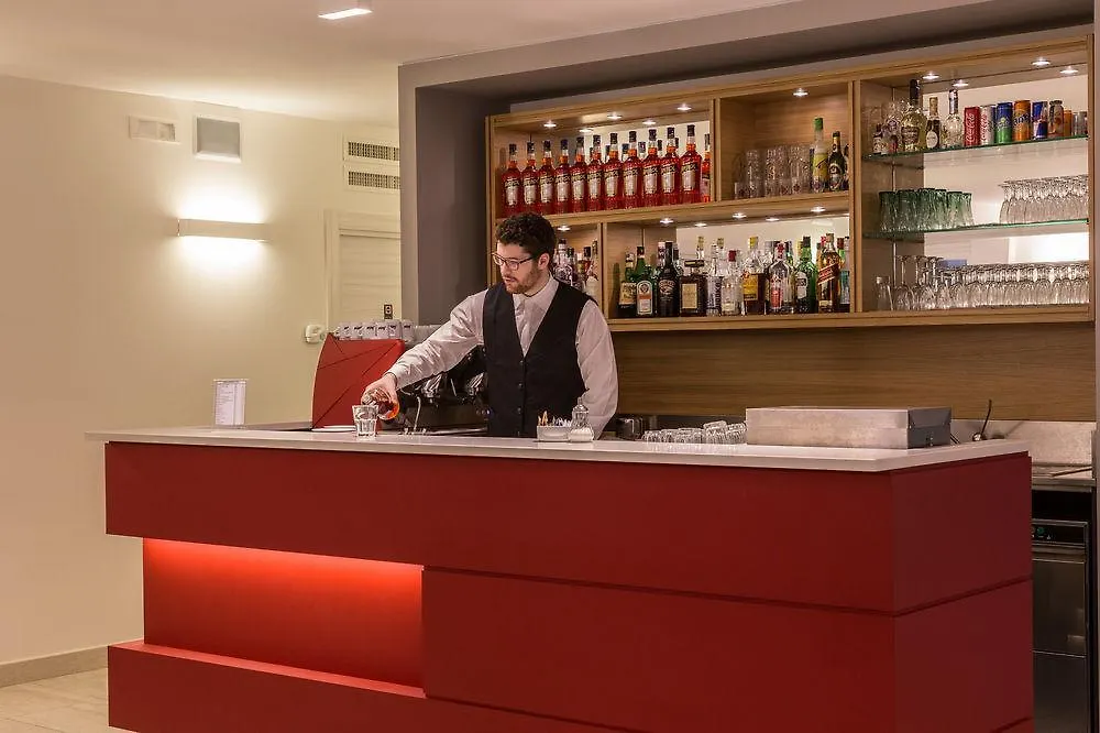 ***  מסטרה Hotel Airmotel איטליה