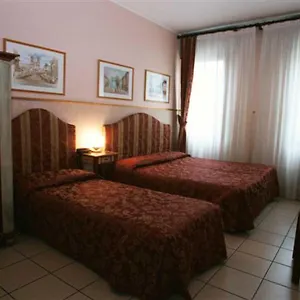 3* מלון Ariston